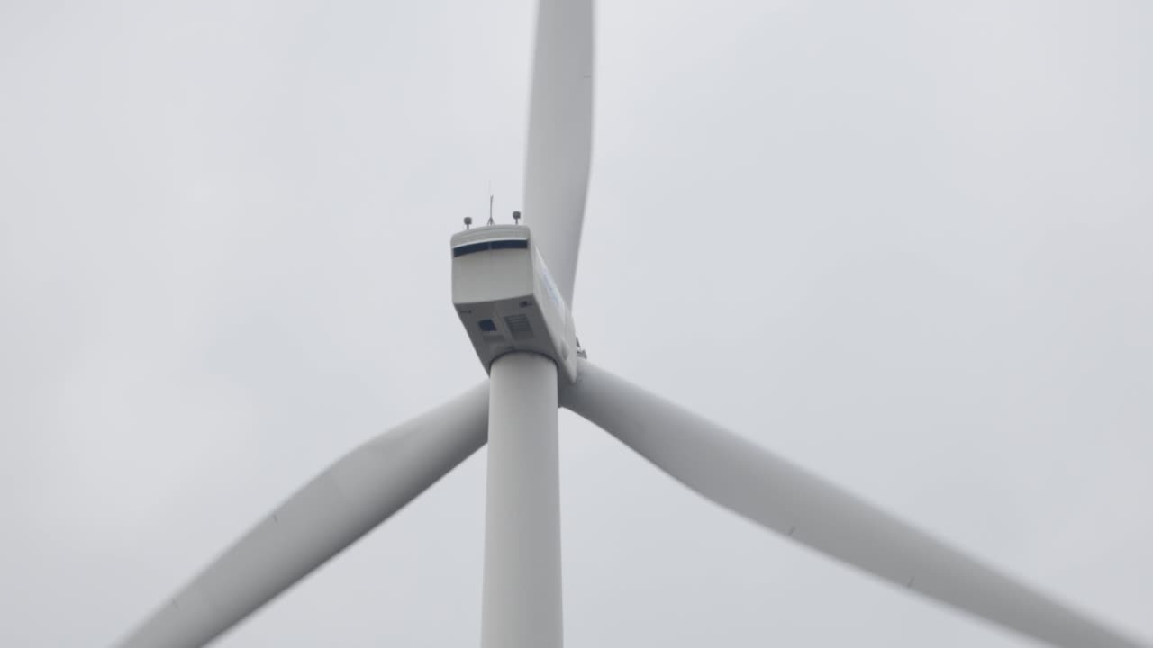 블레이드를 회전시켜 지속 가능한 에너지를 제공하는 풍력 터빈의 클로즈업 뷰 - 낮은 각도 샷