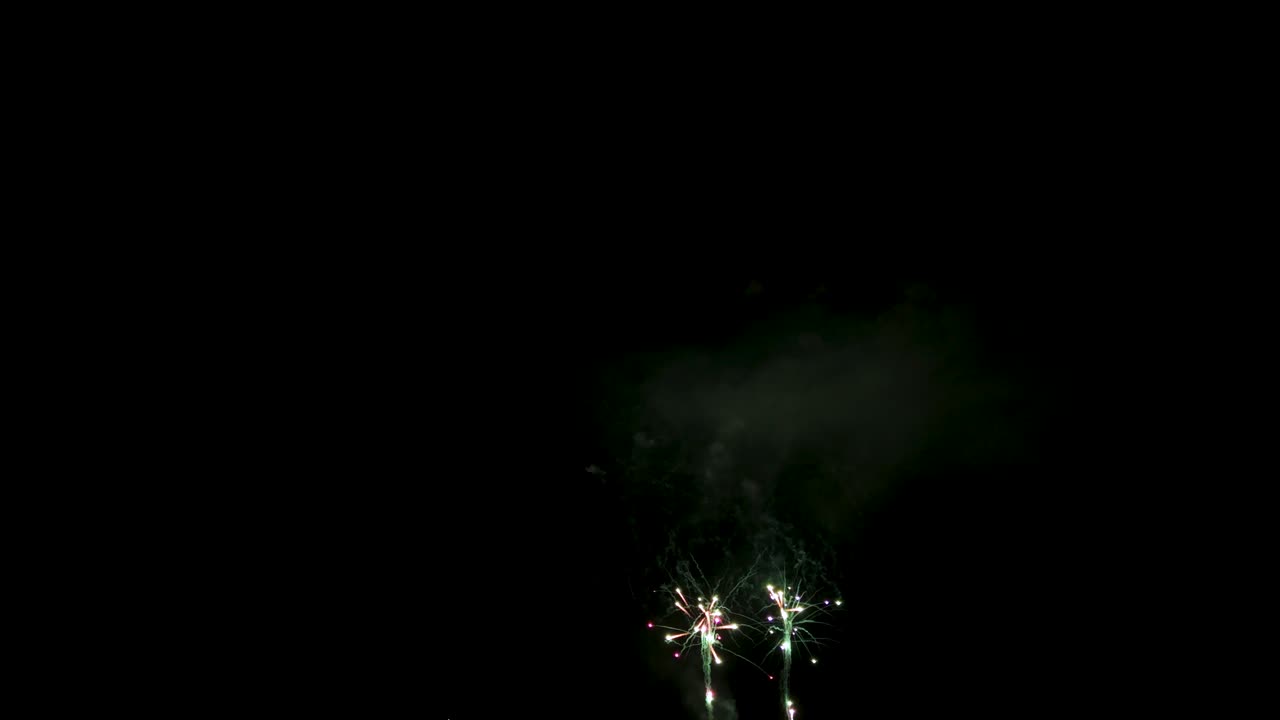 coloridos fuegos artificiales iluminan el cielo nocturno durante la celebración del 4 de julio - toma estática