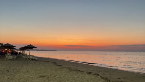 Fesselnder-4K-Sonnenuntergang-In-Griechenland-über-Dem-Azurblauen-Ägäischen-Meer-Mit-Rollenden-Wellen