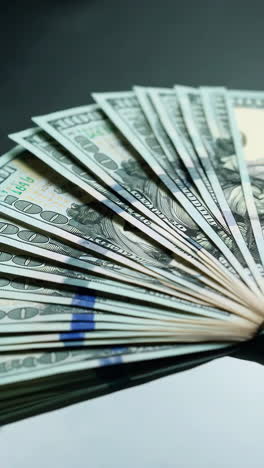 una pila di banconote da cento dollari.