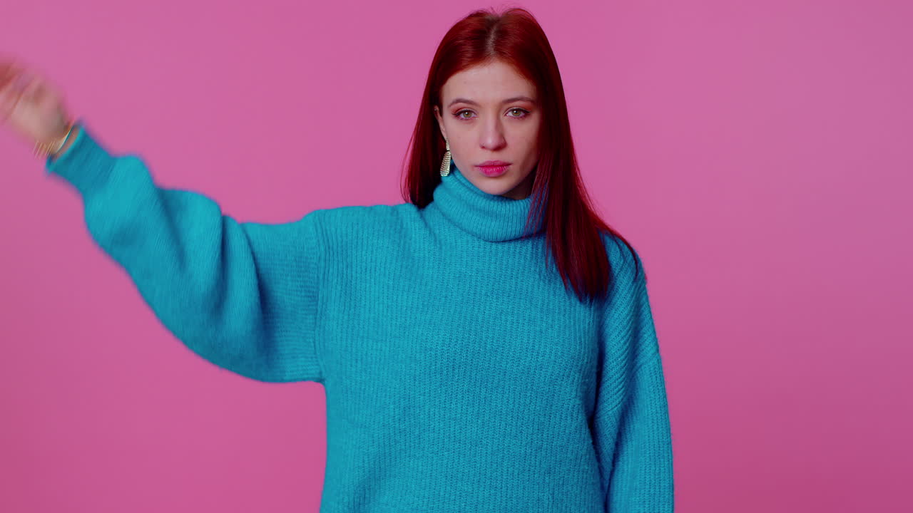 책임감 있는 은 머리 소녀는 순례를 하고, 군인처럼 명령을 듣고, 규율을 따르고, 순종합니다.