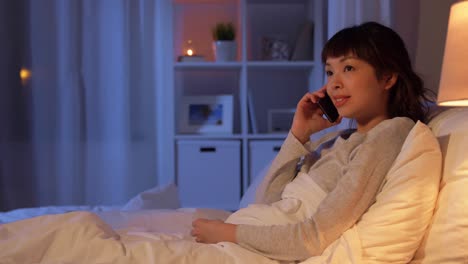 Frau-Telefoniert-Nachts-Im-Bett-Mit-Ihrem-Smartphone.Technologie,-Internet-Und-Menschen-Konzept-Junge-Asiatische-Frau-Telefoniert-Nachts-Im-Bett-Zu-Hause-Mit-Ihrem-Smartphone