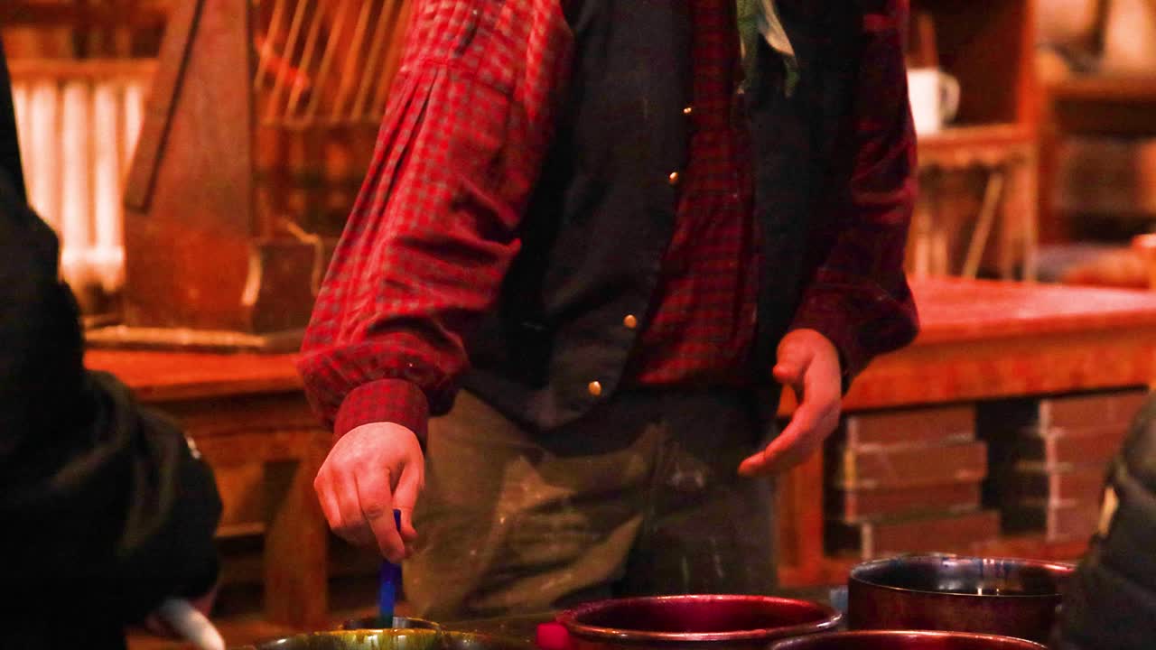 강사 는 방문자 들 에게 불 을 만드는 과정 을 가르친다