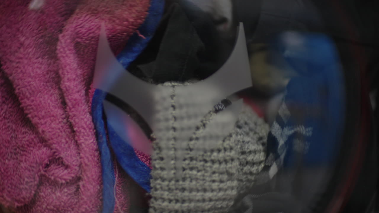 세탁기가 회전하고, 물이 어지고, 직물이 회전합니다. 움직이는 청결의 춤입니다.