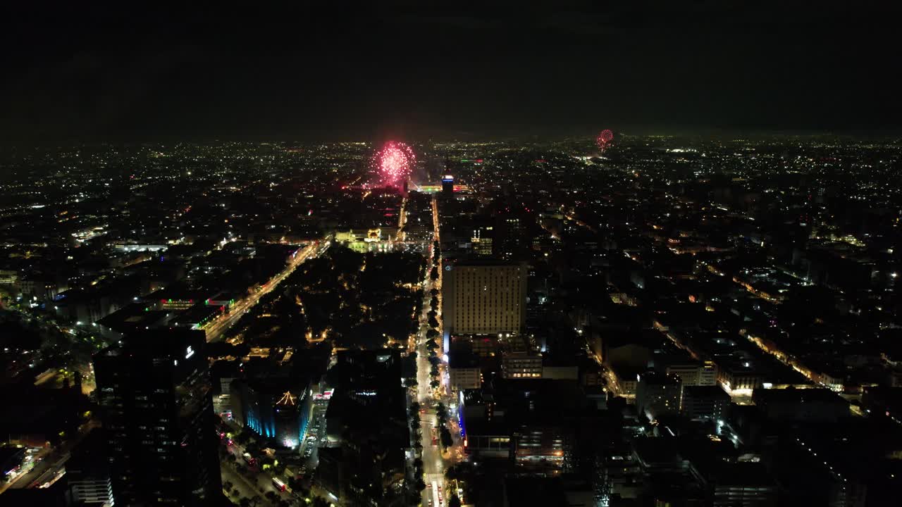 disparo de aviones no tripulados de una demostración de fuegos artificiales en el zócalo de la ciudad de méxico durante la celebración del día de la independencia