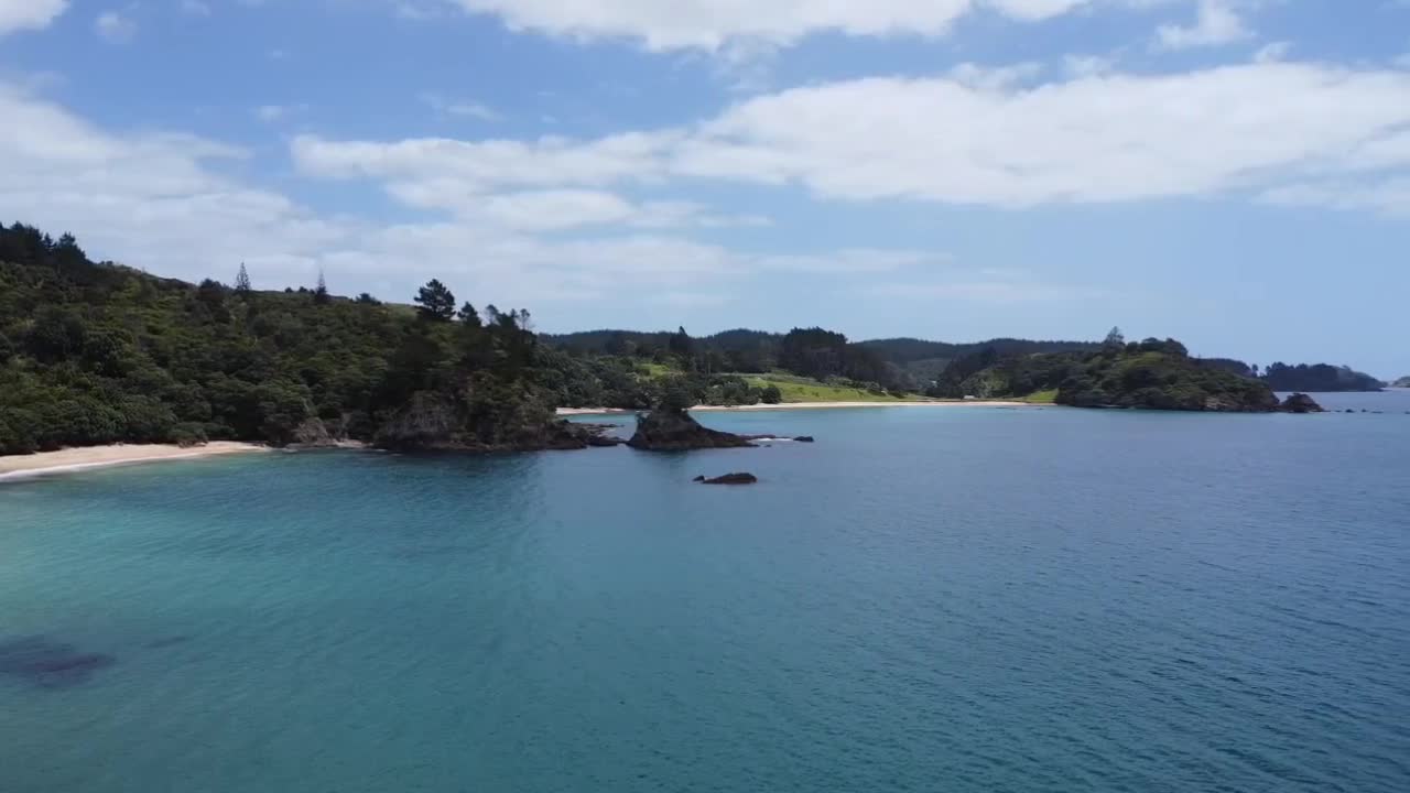 북쪽 섬의 여름날에 뉴질랜드의 아름다운 해안선