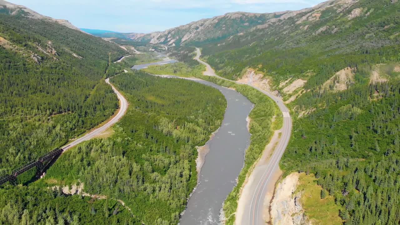 여름철 알래스카 주 데날리 국립공원 및 보호구역 근처의 알래스카 철도 및 공원 고속도로 3번 chulitna 강에 대한 4k 드론 비디오