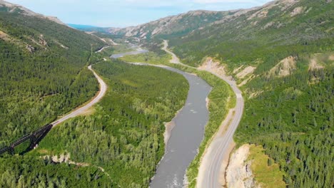 video de drones de 4k del río chulitna, el ferrocarril de alaska y la ruta 3 de la autopista de parques cerca del parque nacional y reserva denali, alaska durante el verano
