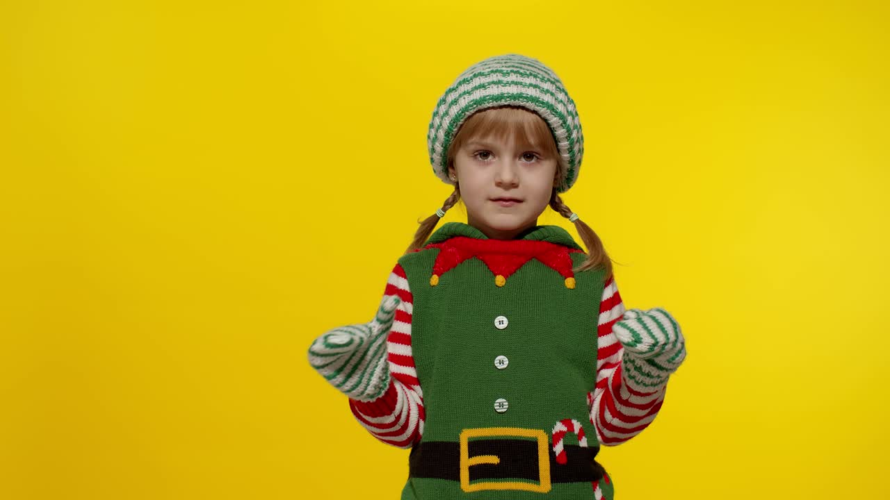 niña en navidad elf santa ayudante disfraz de baile, tonto alrededor. celebración de vacaciones de año nuevo