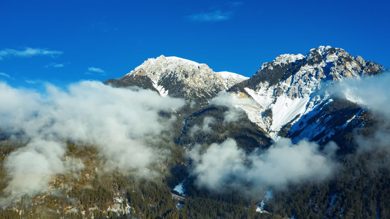 Nuvole che si formano con la cima del Piz da Perez sullo sfondo