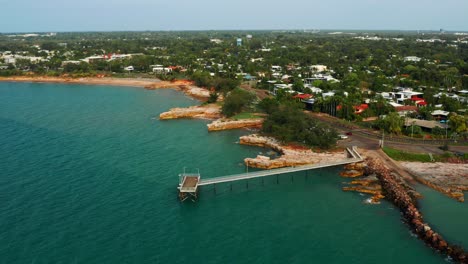 Embarcadero-En-La-Playa-Del-Suburbio-De-Nightcliff,-Ciudad-De-Darwin-En-El-Territorio-Del-Norte-De-Australia