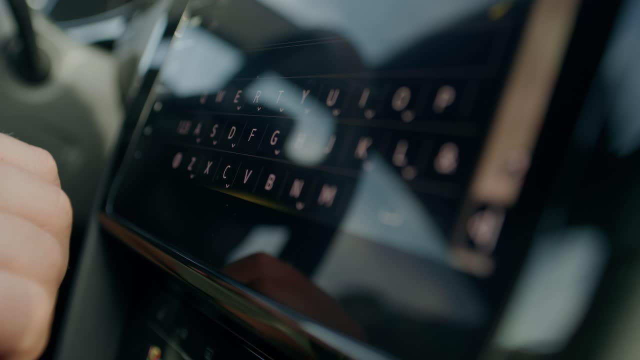 인포테인먼트 시스템과 함께 자동차 대시보드