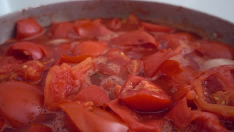 tomates hirviendo en una olla de aluminio
