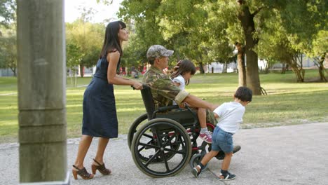 Behinderter-Ex-Militär,-Der-Mit-Kindern-Und-Frau-Spazieren-Geht