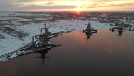 Mañana-Serena-Con-Idílicos-Molinos-De-Viento-Holandeses,-Colorido-Amanecer-En-Zaanse-Schans