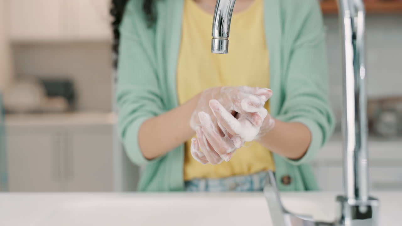 손을  ⁇ 는 여자, 여자 의 주방 싱크대