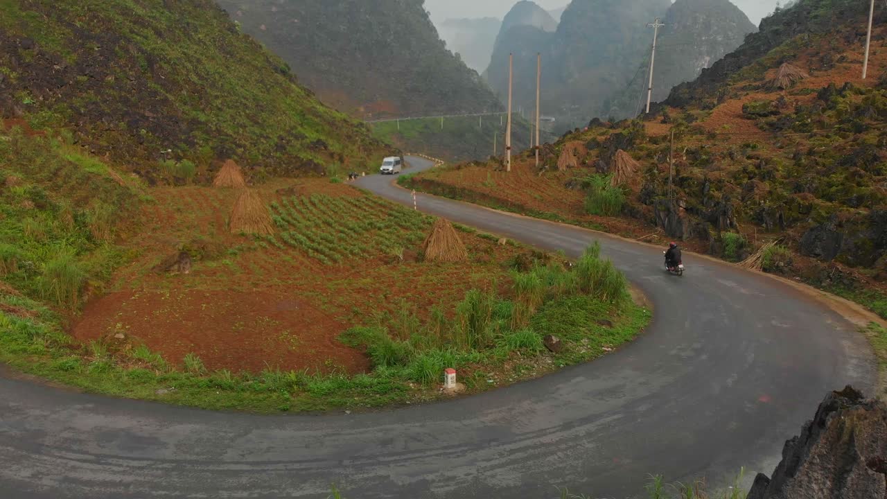 Pemandangan udara Jalan Lintas Ma Pi Leng yang dramatis dengan jalan pegunungan yang berkelok-kelok di Meo Vac, Ha Giang, Vietnam, menampilkan pemandangan yang menakjubkan