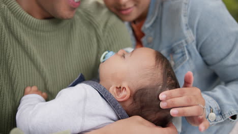 bebé, familia y acariciar la cabeza con cuidado