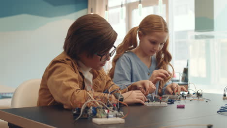 children learning electronics and robotics in a stem workshop