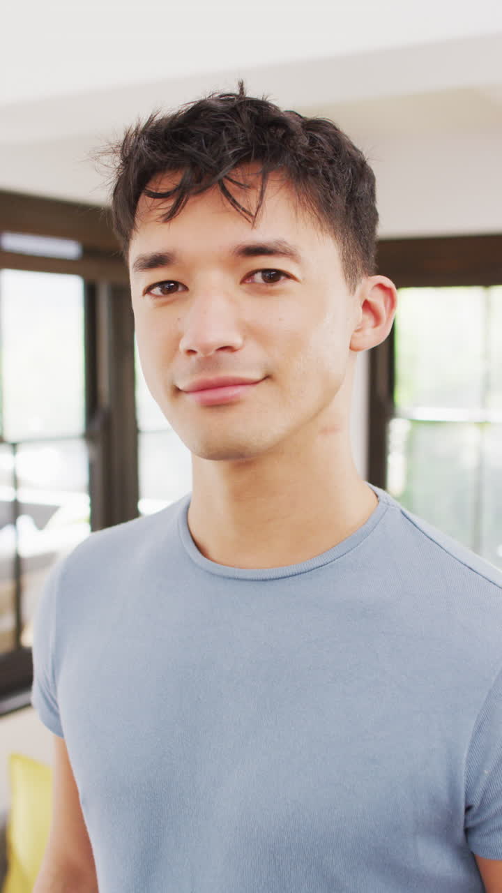 카메라를 바라보며 미소 짓는 행복한 두 인종 남성의 초상화의 수직 비디오