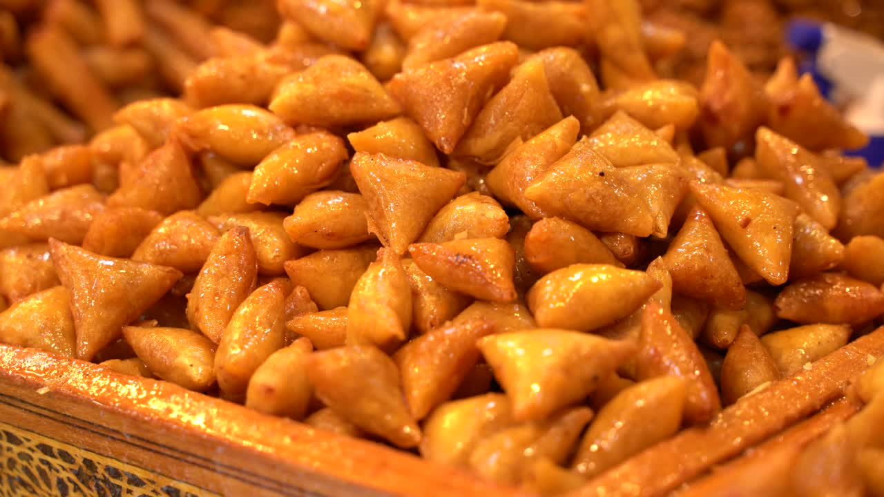 comida típica marroquí dulce en las calles de marrakech