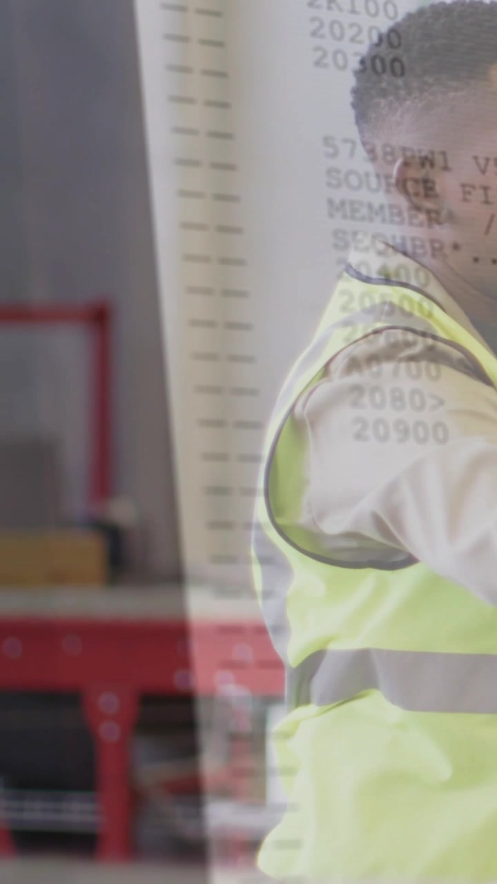 Video vertical: Técnico de almacén girándose mientras una superposición de datos se desplaza, verificando los números de inventario.