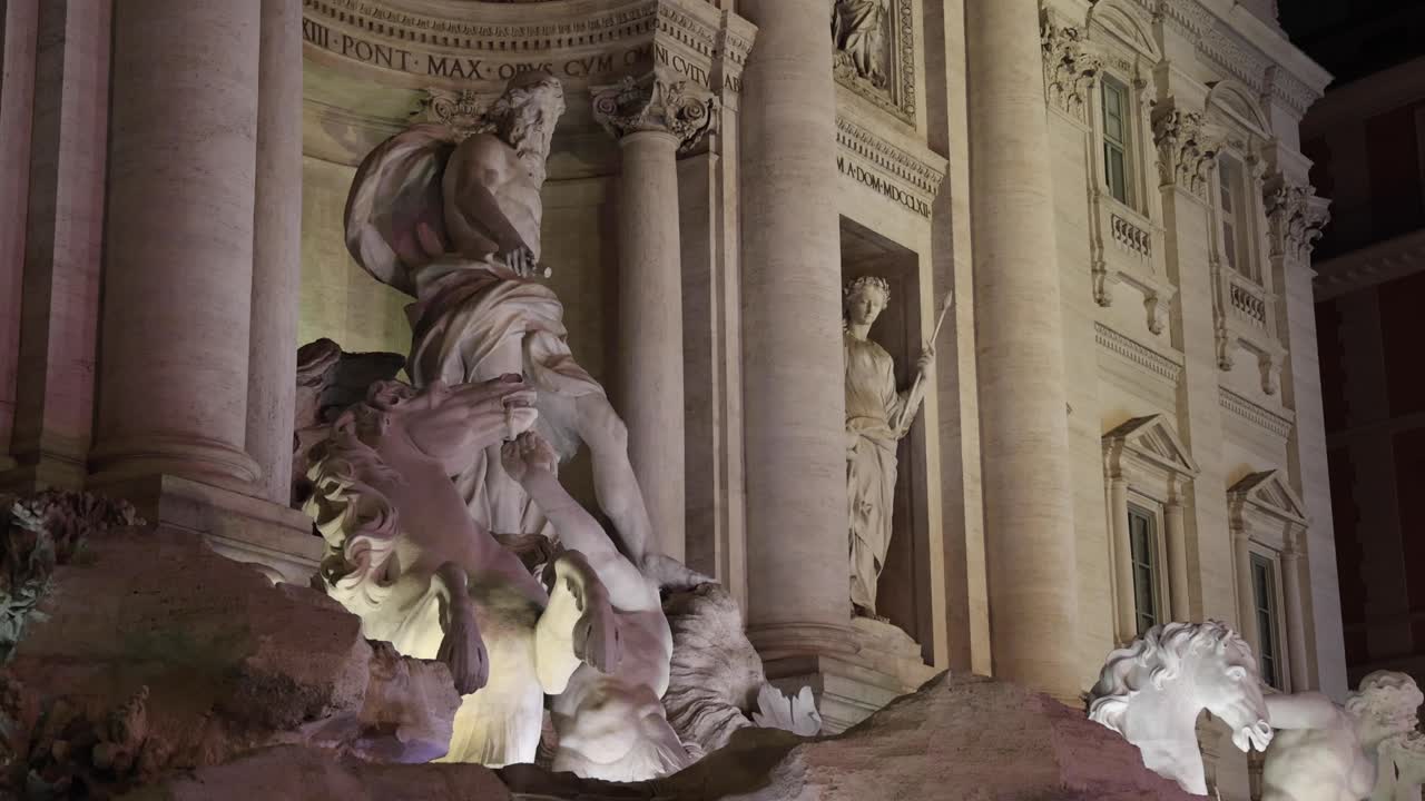 로마 트레비 분수 측면 샷을 닫습니다