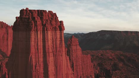 una larga toma de avión no tripulado de volar a través de las torres grand fisher en utah