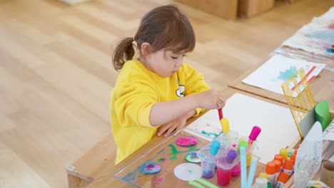 niño aprendiendo a pintar con gotitas o gotitas