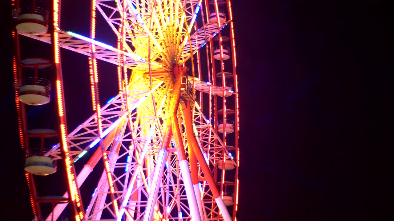 luces de la rueda gigante por la noche