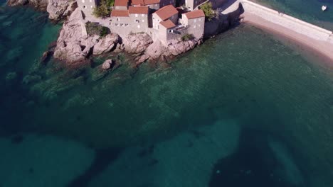 Famoso-Lugar-Turístico-Sveti-Stefan-Montenegro-Cerca-De-La-Ciudad-De-Budva,-Antena