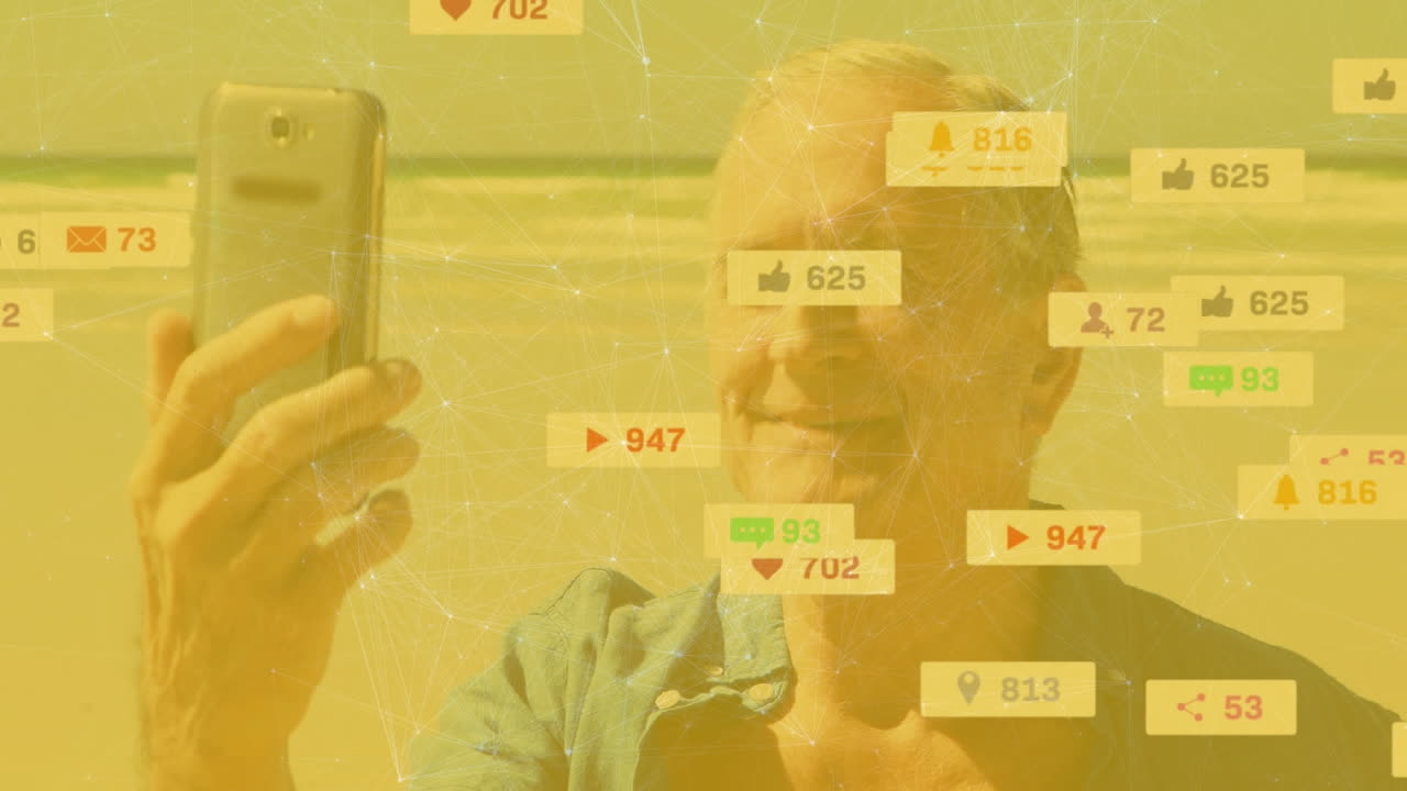 animación de la red de conexiones con iconos de las redes sociales sobre hombres mayores que tienen videollamada