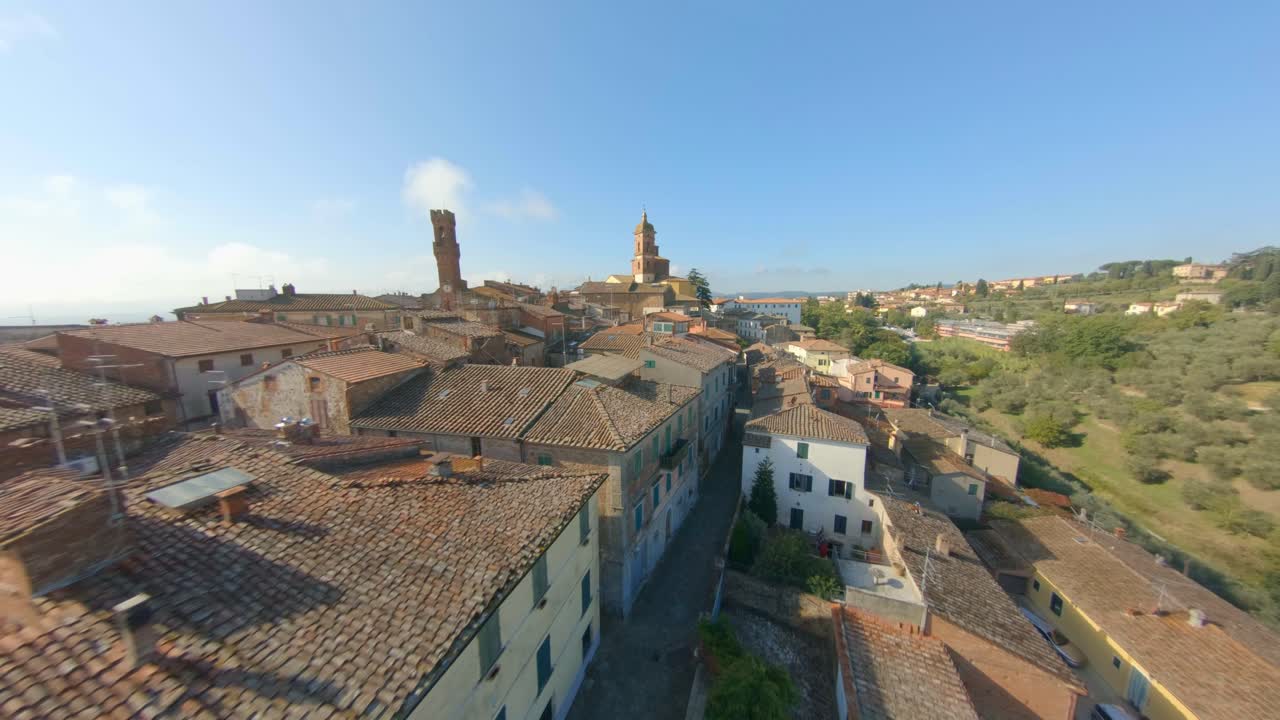 sobrevuelo de la ciudad vieja y el paisaje de comuna sinalunga toscana italia - toma aérea