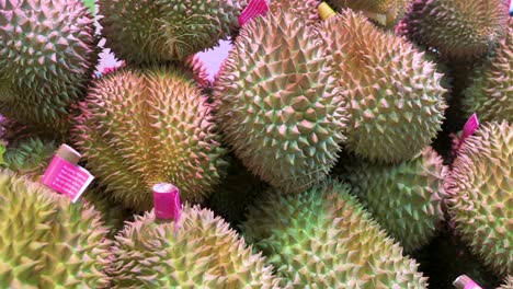 Un-Puesto-De-Frutas-En-Hong-Kong-Ofrece-Durian,-Una-Fruta-Emblemática-Del-Sudeste-Asiático-Famosa-Por-Su-Fuerte-Fragancia.