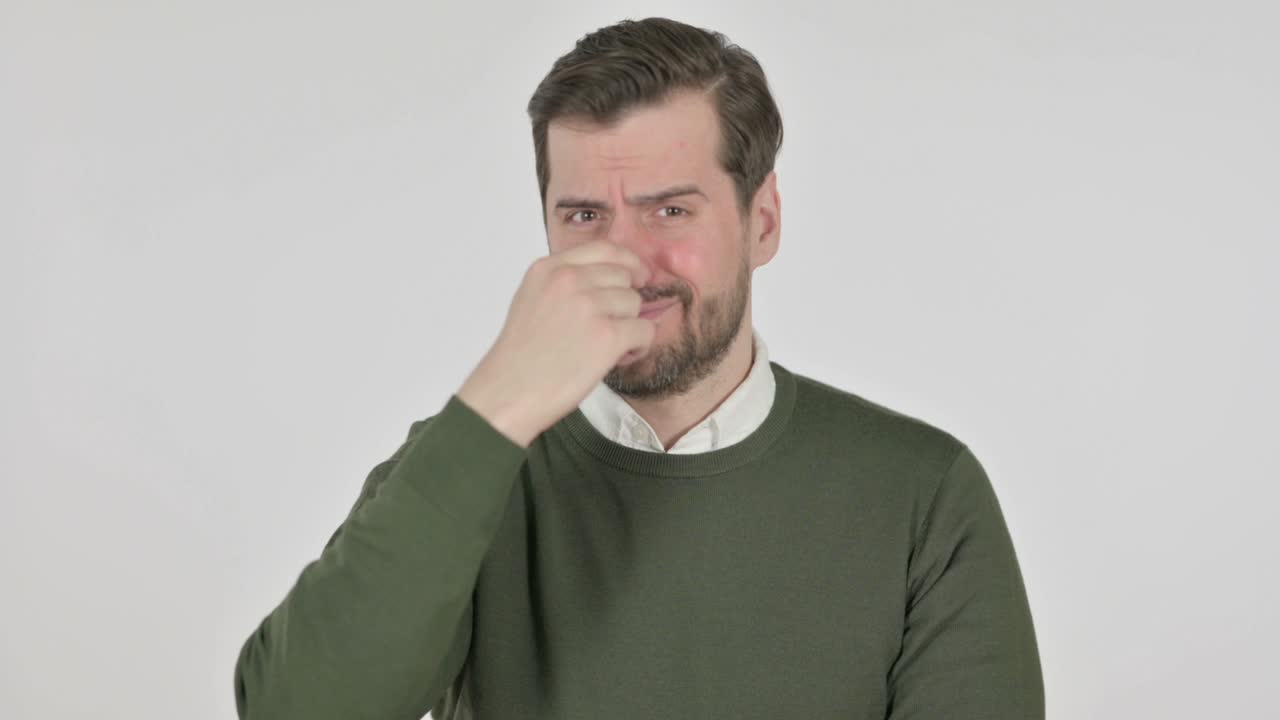 hombre olendo algo malo, olor, pantalla blanca