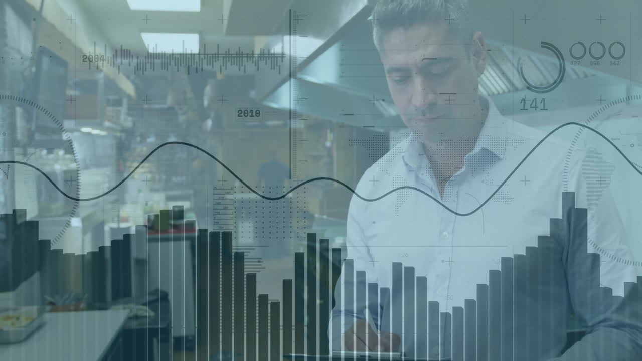 animación de círculos de carga, hombre caucásico desplazándose en una tableta digital en la cocina del restaurante