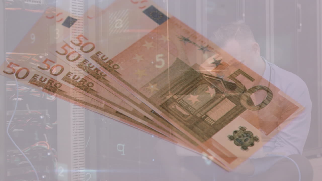 노트북과 지폐를 사용하여 코카시안 남성에 대한 데이터 처리 애니메이션