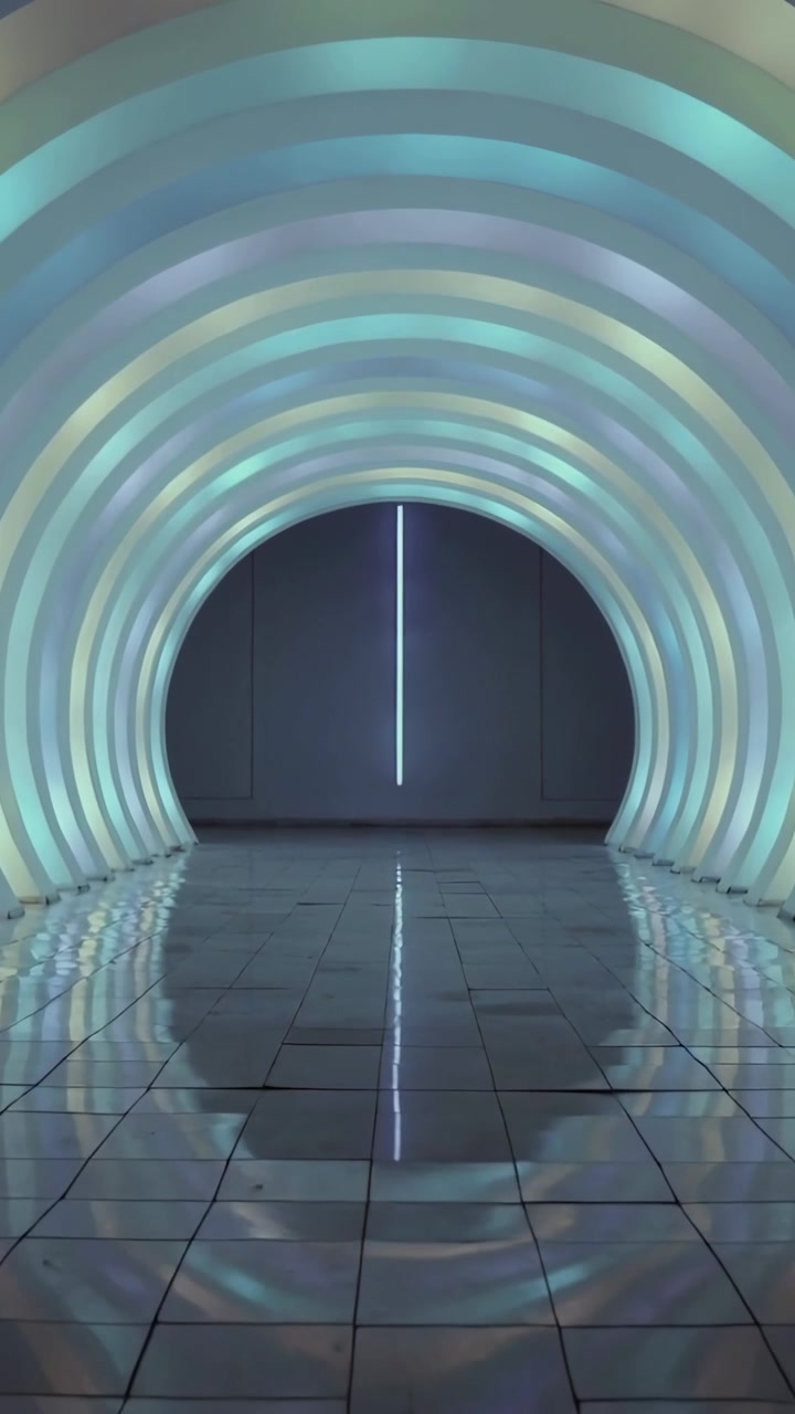 Vertikal video: Lys tænder og danner en buet tunnel med pulserende farver i et galleri, hvor LED og fliser gløder.