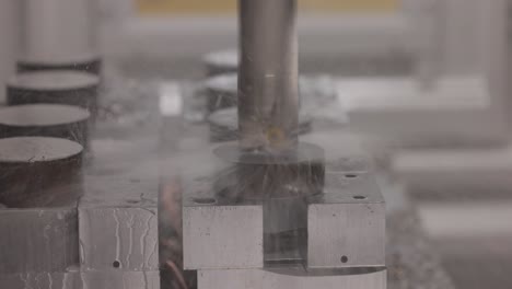 máquina de fresado cnc para metalurgia. corte de metal tecnología de procesamiento moderna.