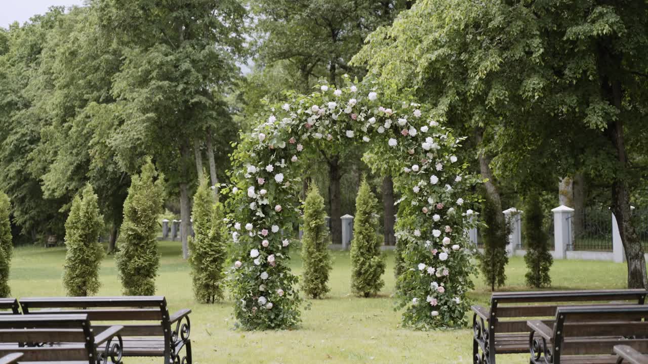 나무 벤치가 있는 자연 공원에서  꽃이 있는 초록색 자연 아치.