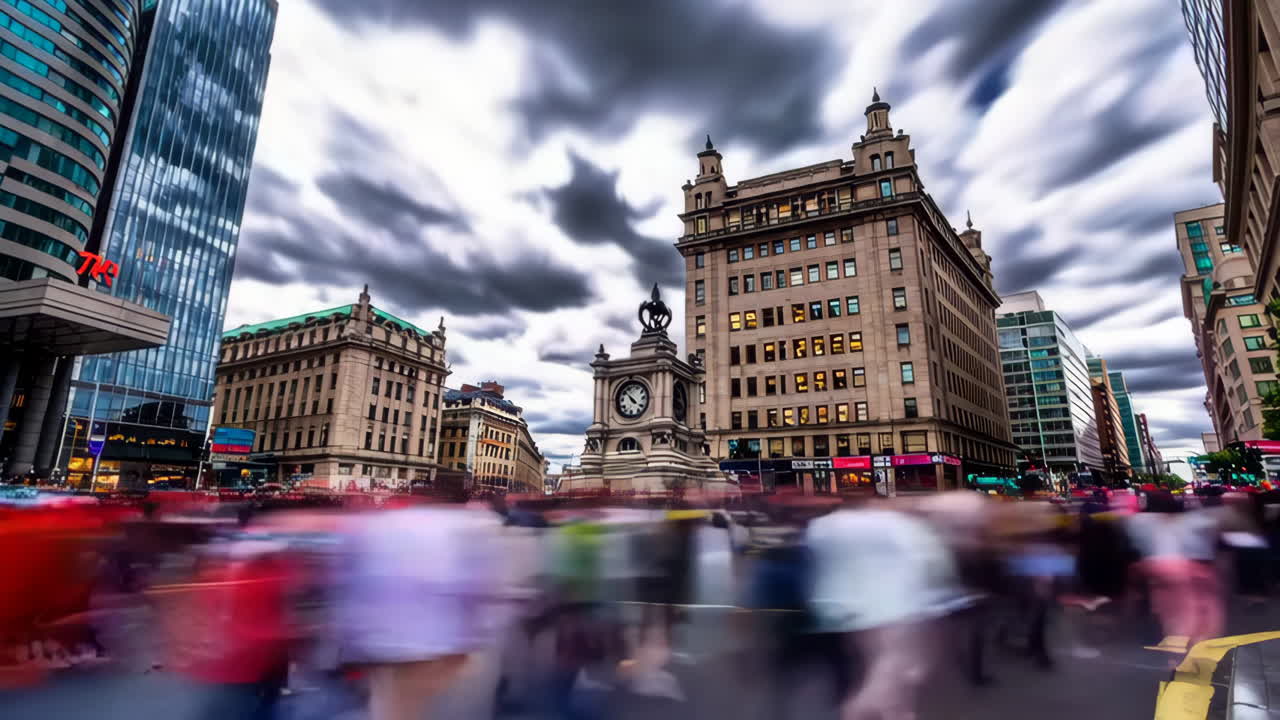 밤에 바쁜 도시 거리