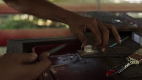 borde de molienda del proceso de anillo de plata taller de joyería de mano