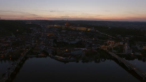 Vista-Aérea-A-Lo-Largo-Del-Río-Vltava-En-El-Verano-Praga-República-Checa