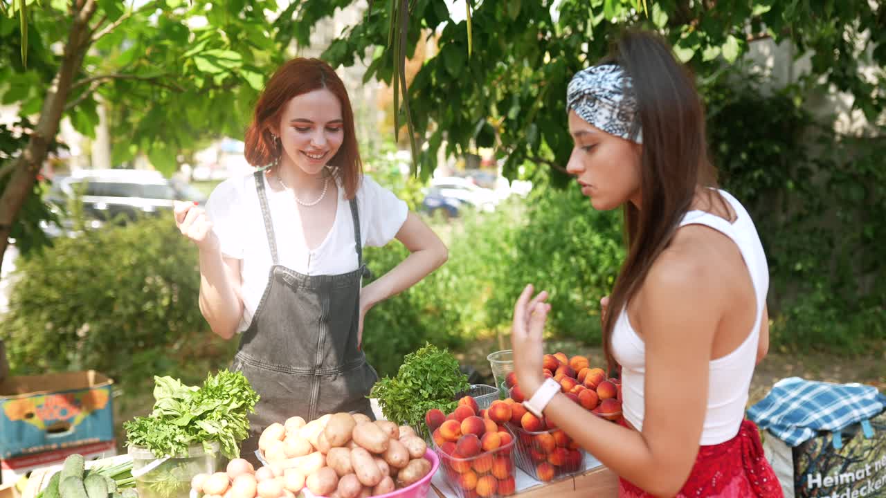농가 시장 에 있는 두 여인