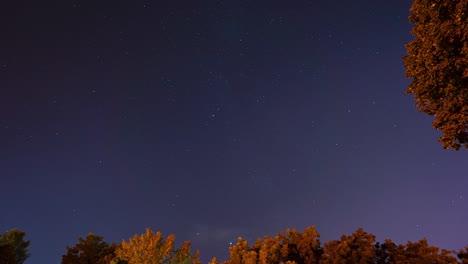timelapse del cielo nocturno de 4k que muestra estrellas y aviones
