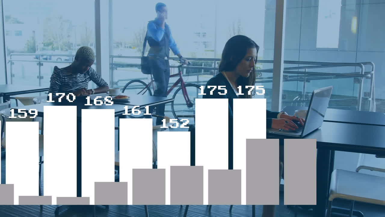 드폰을 사용하는 노트북에서 일하는 다양한 여성들에 대한 변하는 숫자를 가진 그래프의 애니메이션