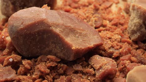 Cubo de azúcar de caña tradicional Jaggery en la mesa