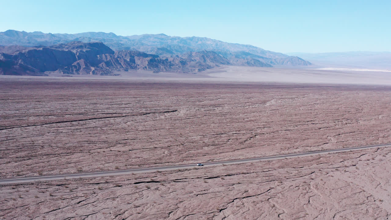 vista de pájaro de un coche en la carretera en el vasto desierto