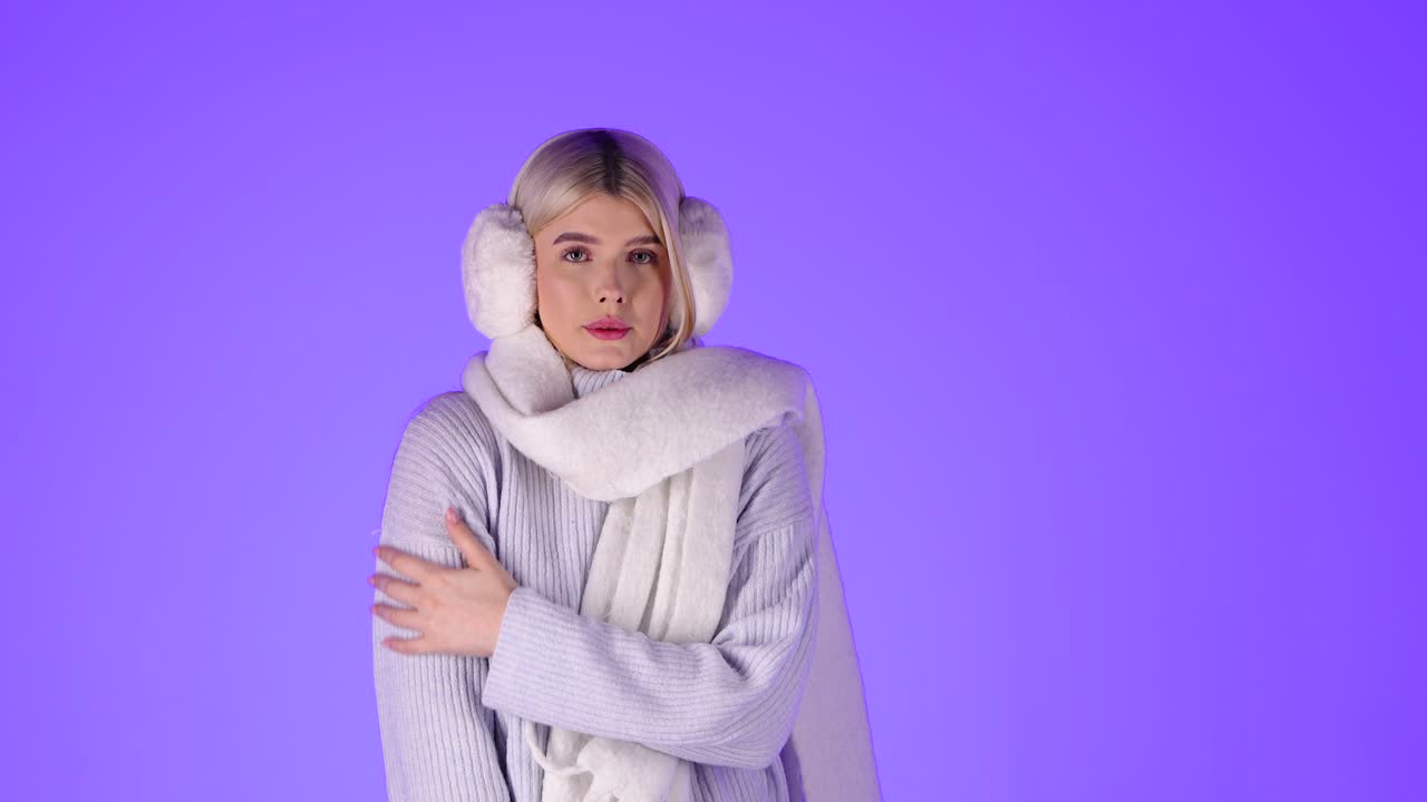 겨울 옷을 입은 젊은 금발 여성, 추운 느낌, 다채로운 스튜디오 초상화