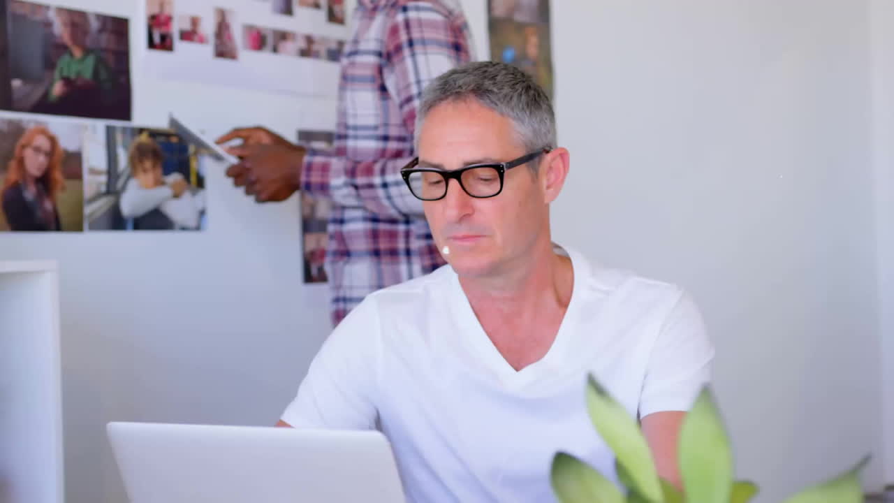 animación de la red de conexiones con iconos sobre empresario caucásico usando computadora portátil